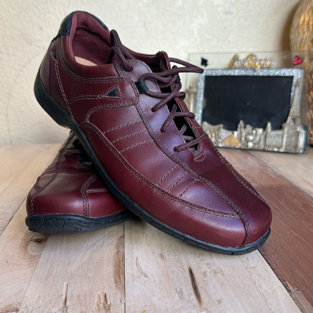 NWOB. PG Lite Women's Burgundy Leather shoes Size 8.5